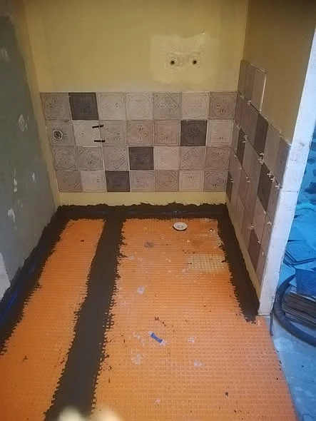 Carrelage et étanchéité en cours de pose