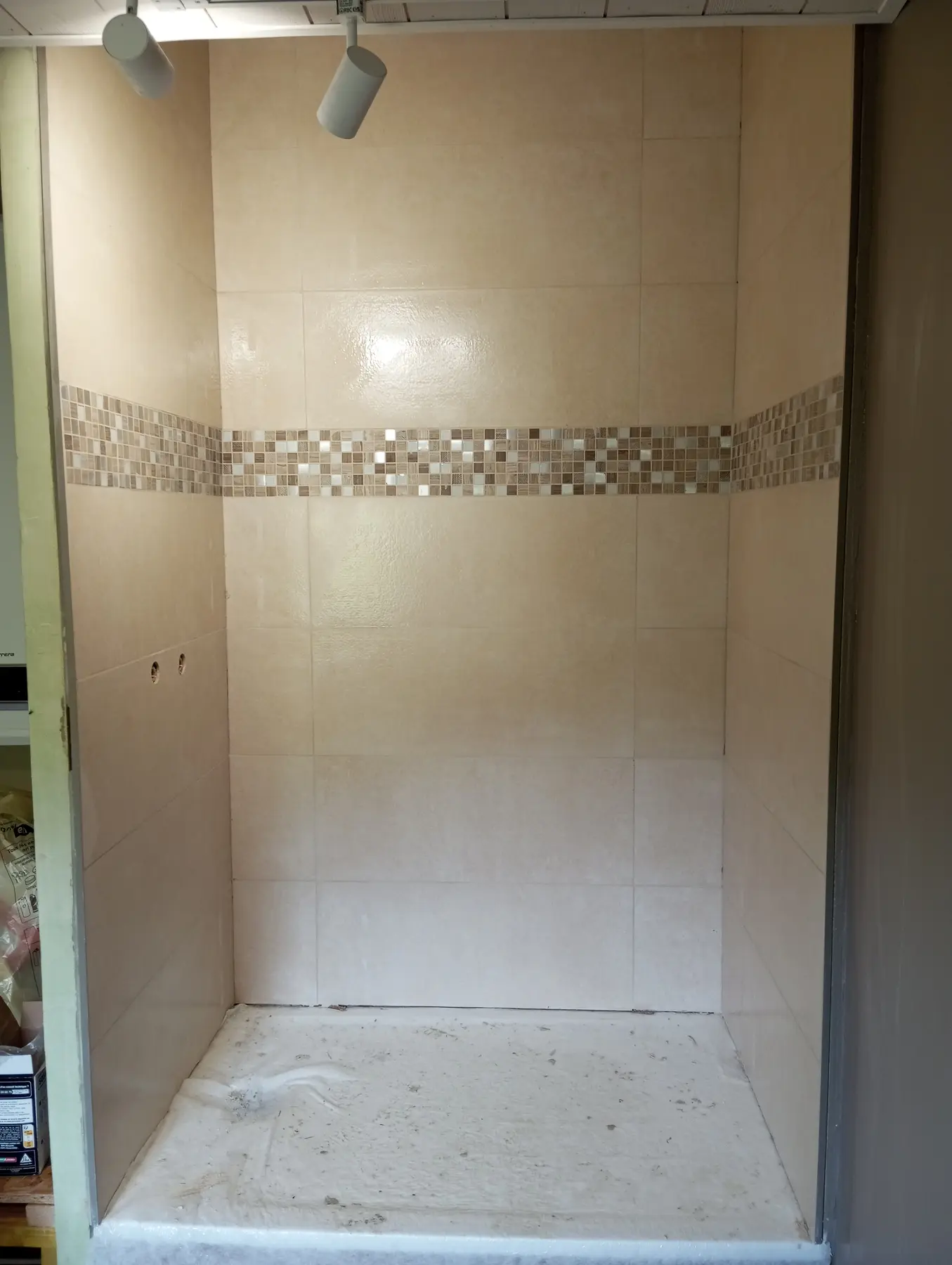 Faïence de douche avec frise mosaïque