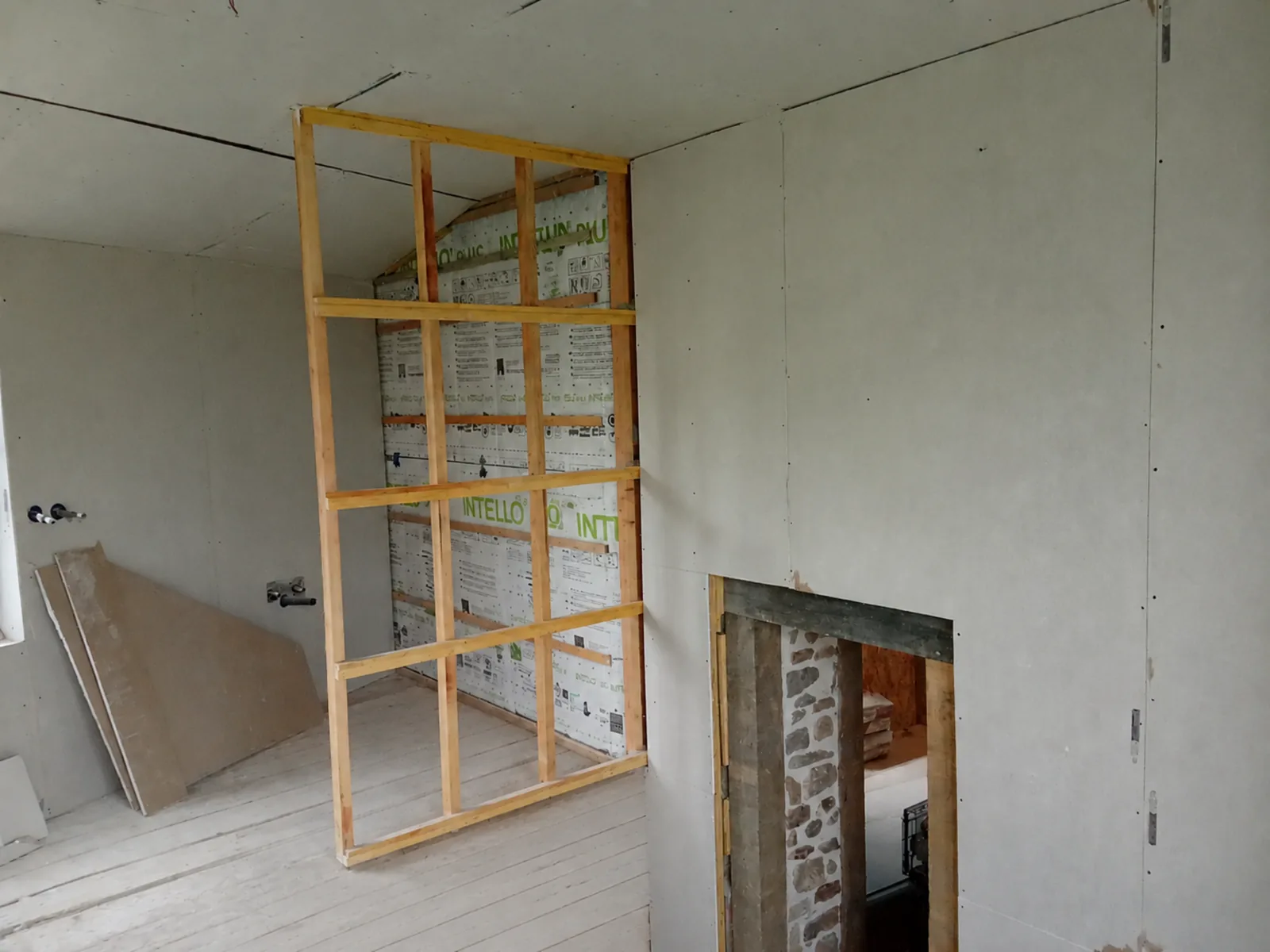 Cloison avec montants bois et plaques de plâtre