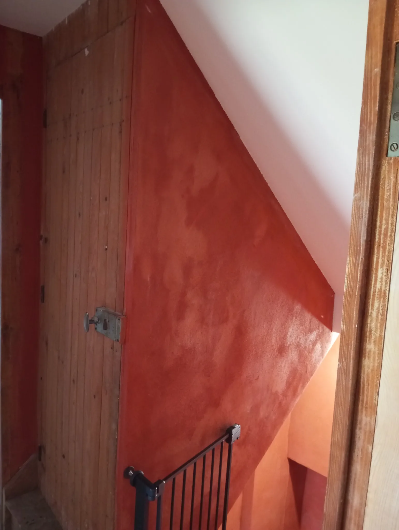 Détail de la finition décorative rouge