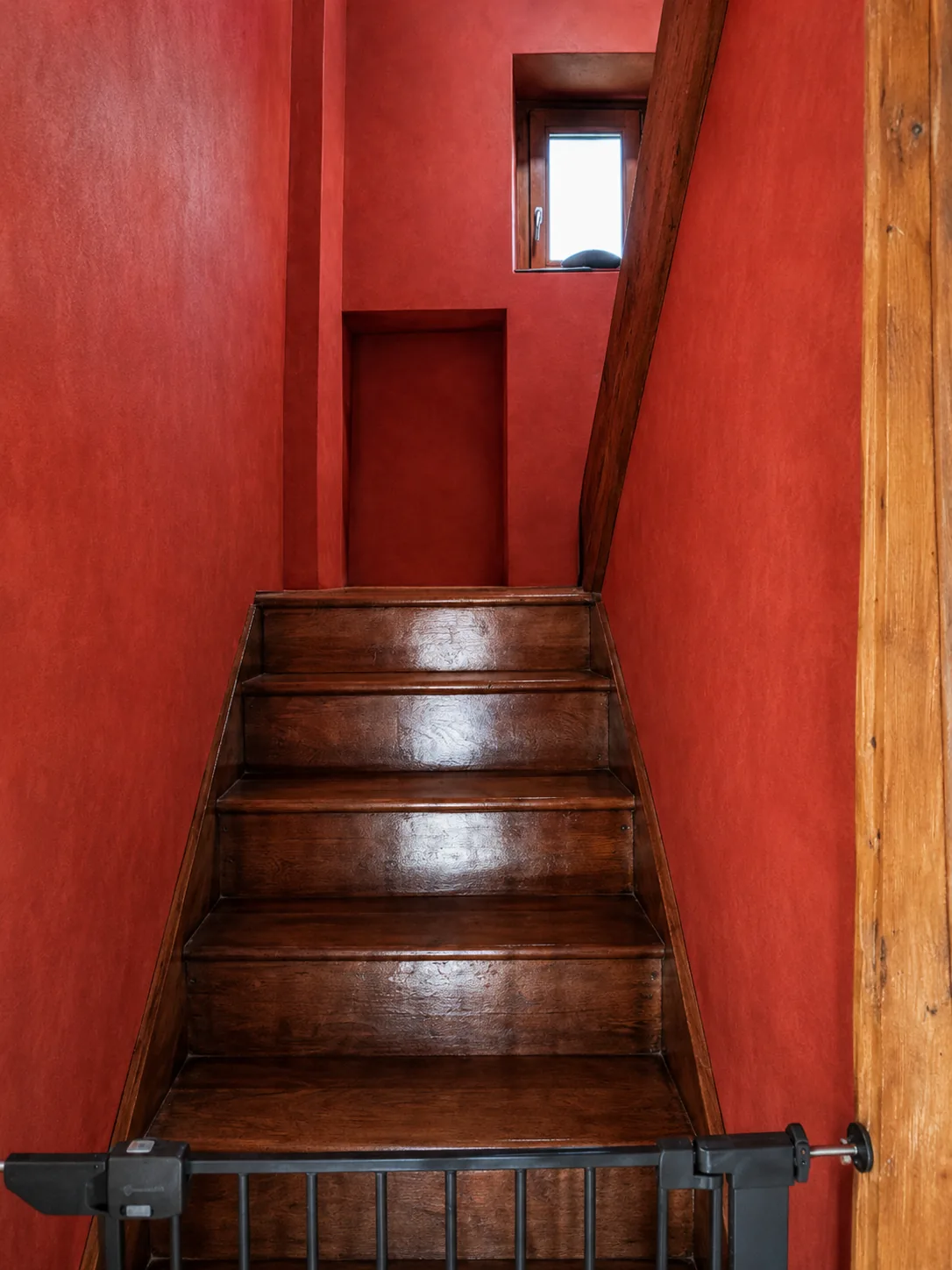 Escalier avec enduit décoratif rouge terminé