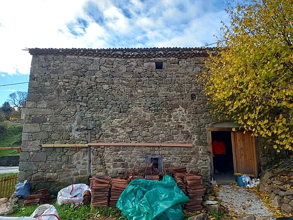 Façade en pierre avant création d'une terrasse extérieure