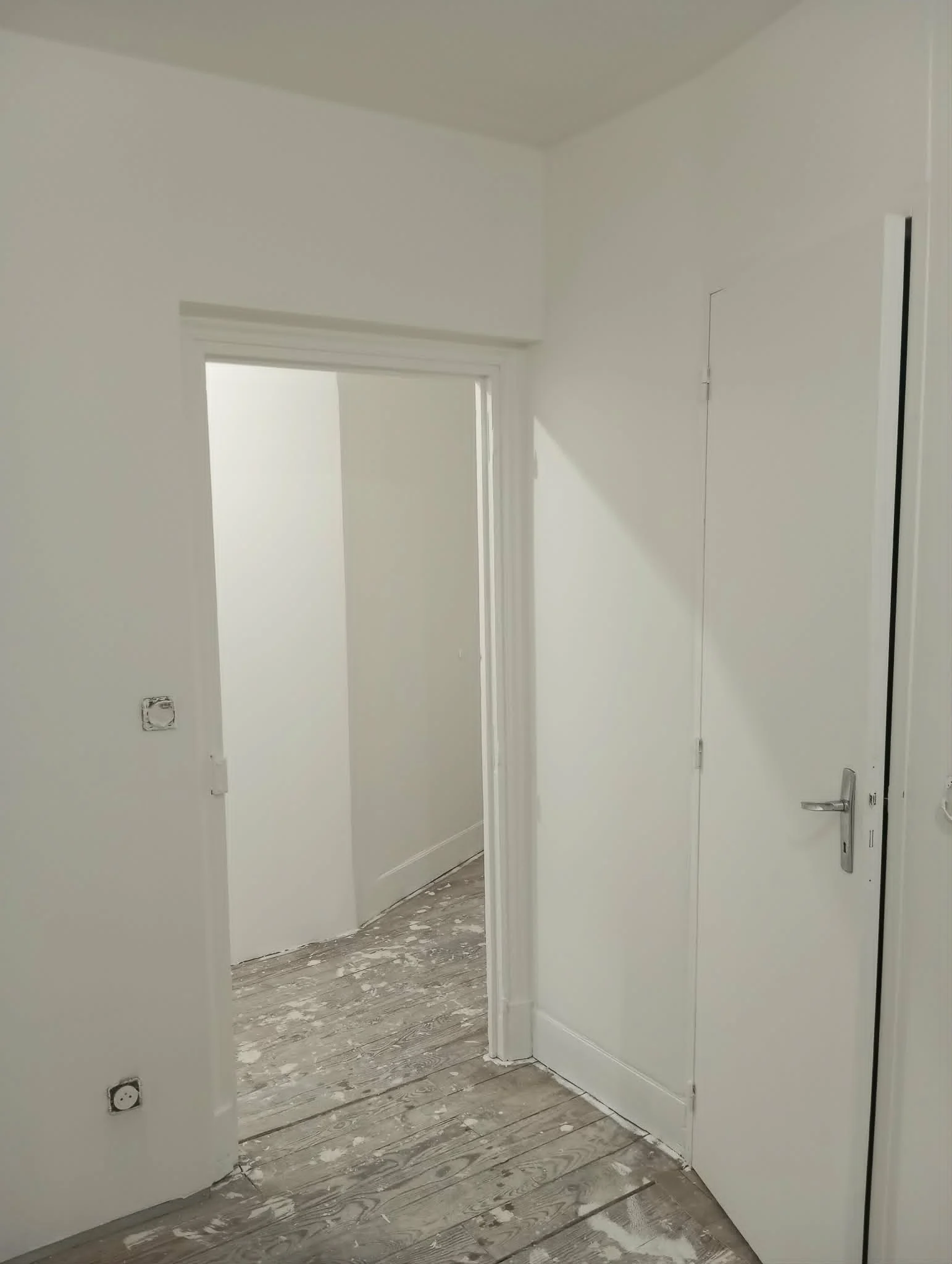 Encadrement de porte après reprise et peinture blanche