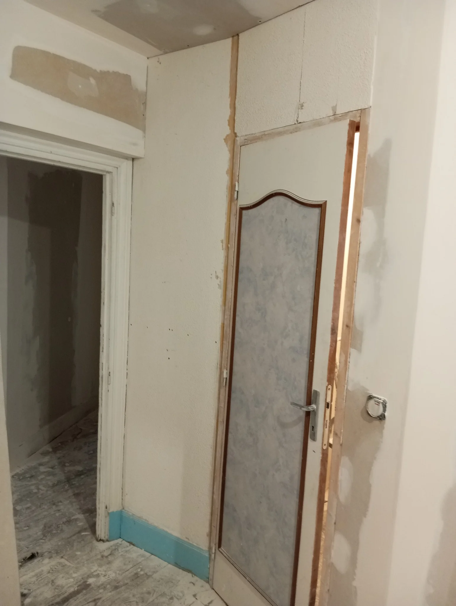 Encadrement de porte avant reprise et peinture