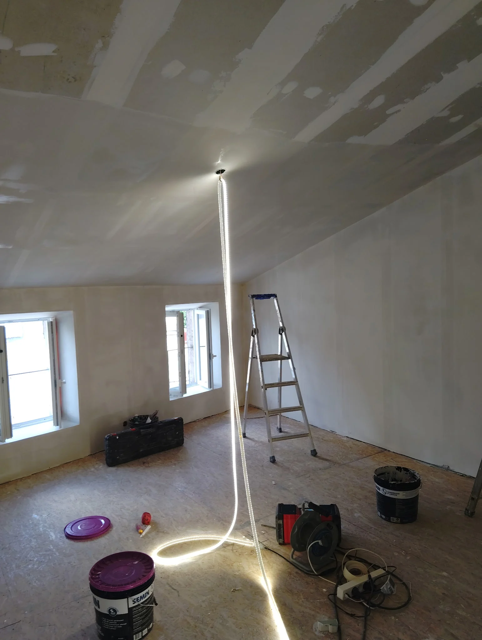 Pièce en cours avec bandes au plafond et reprises sur les murs