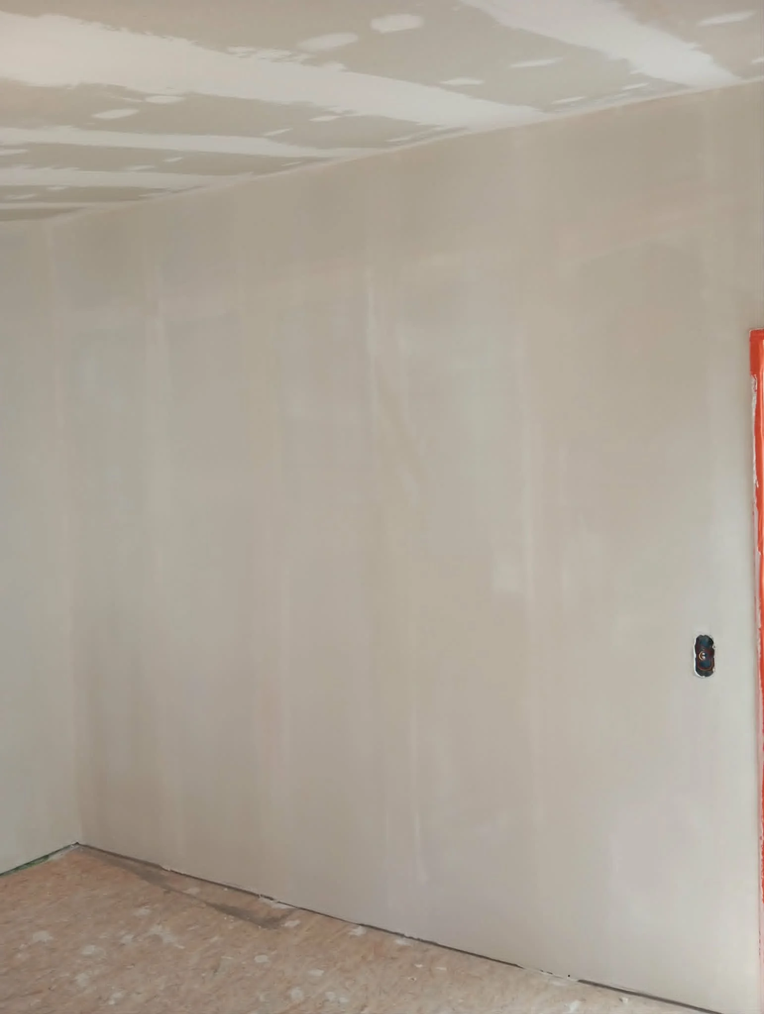 Ratissage et préparation du mur avant peinture