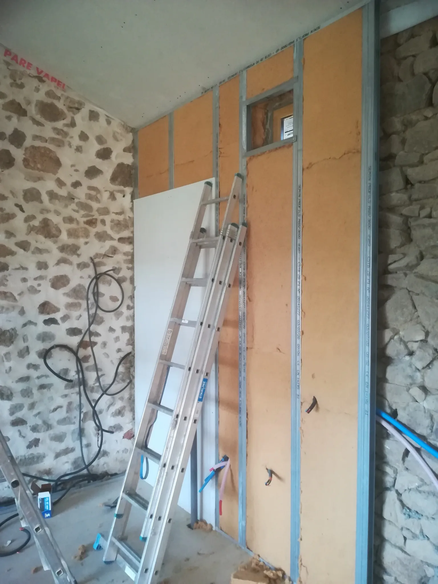 Isolation de mur avec panneaux et ossature métallique