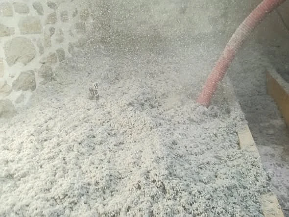 Isolation soufflée en cours sur un chantier