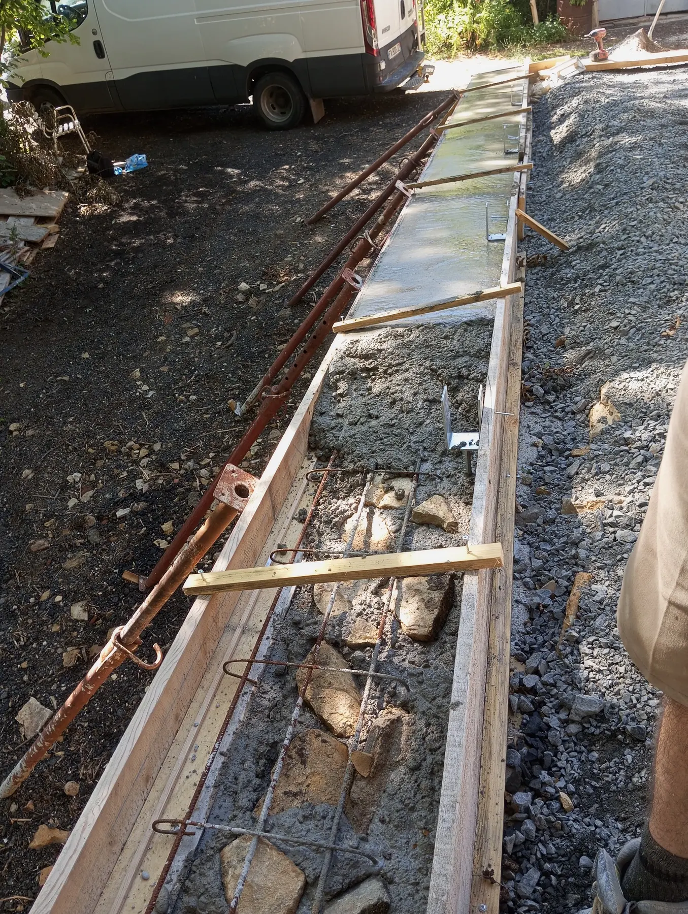 Ferraillage et coulage du béton dans le coffrage de l’arase