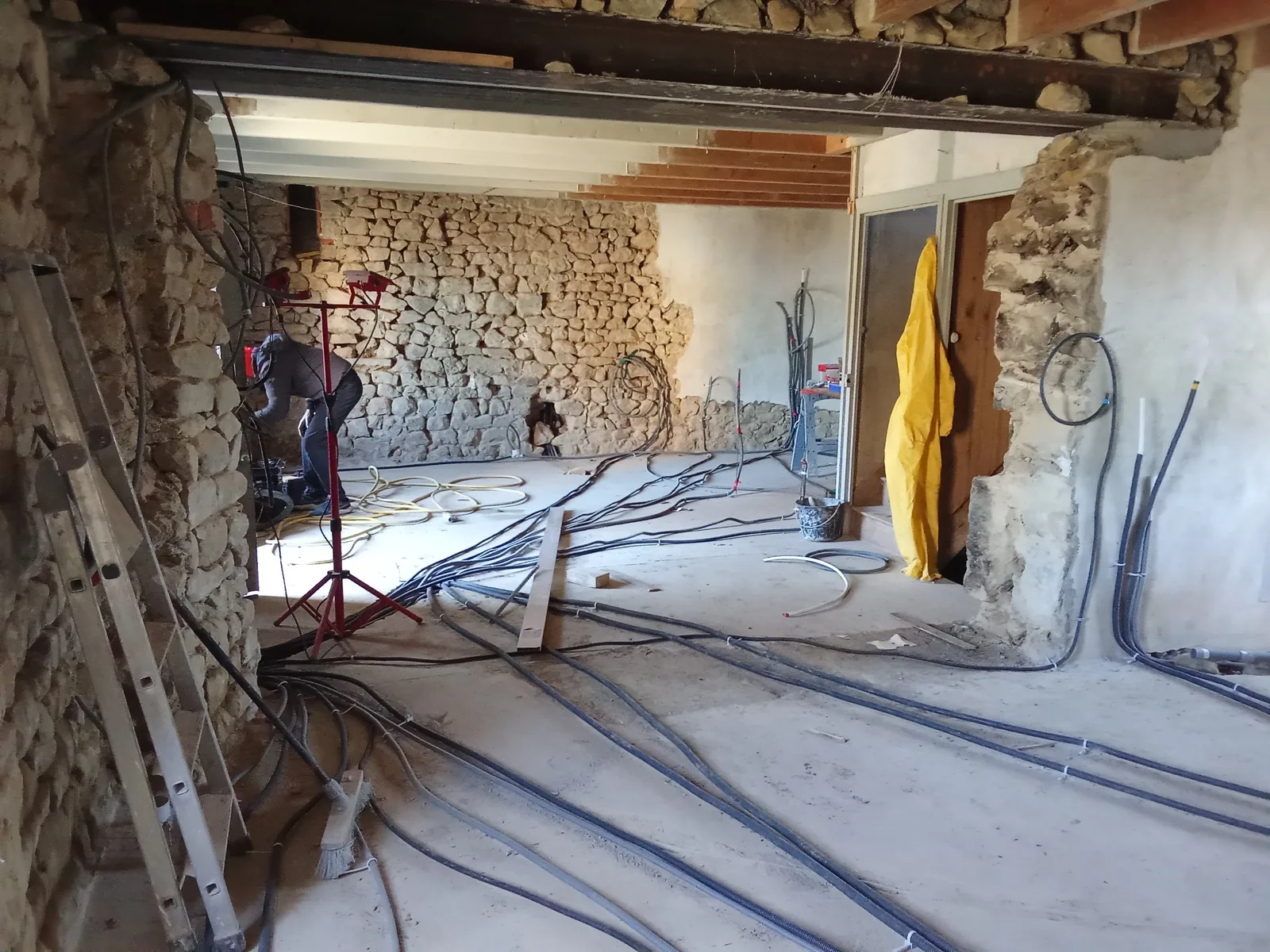 Passage des réseaux eau et électricité avant chape