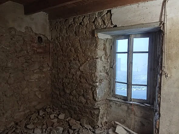 Pièce en pierre avant rénovation
