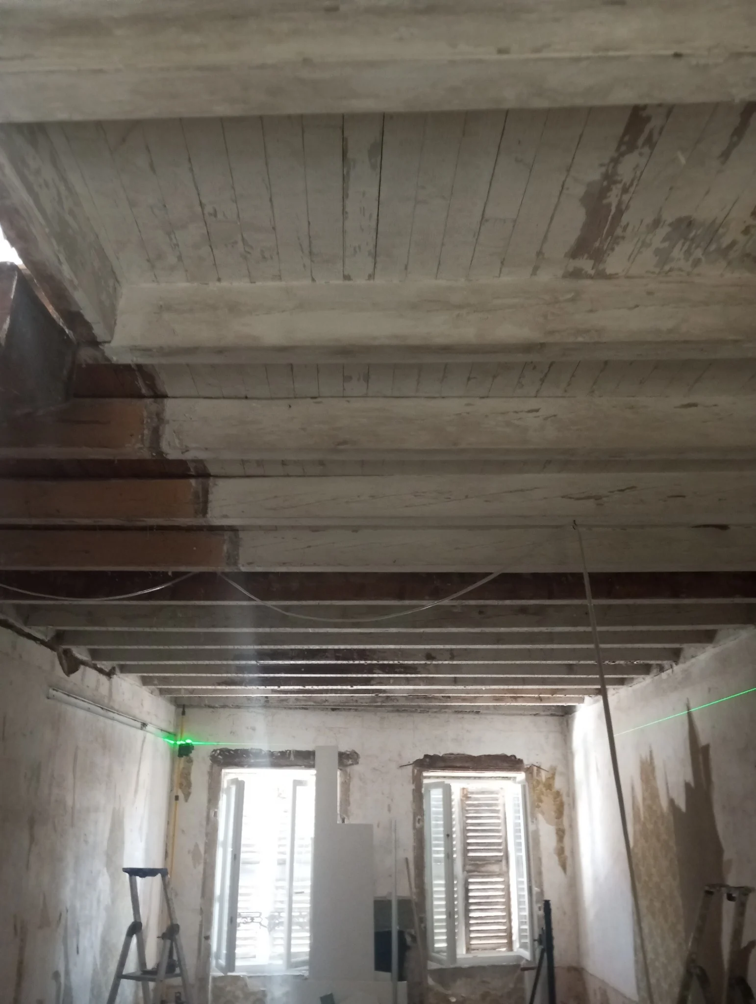 Repérage du plafond au laser avant pose de l’ossature
