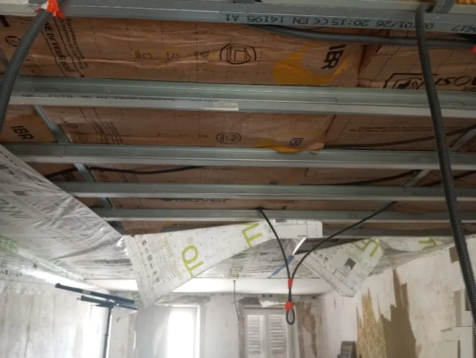 Plafond isolé en 200 mm de laine de verre