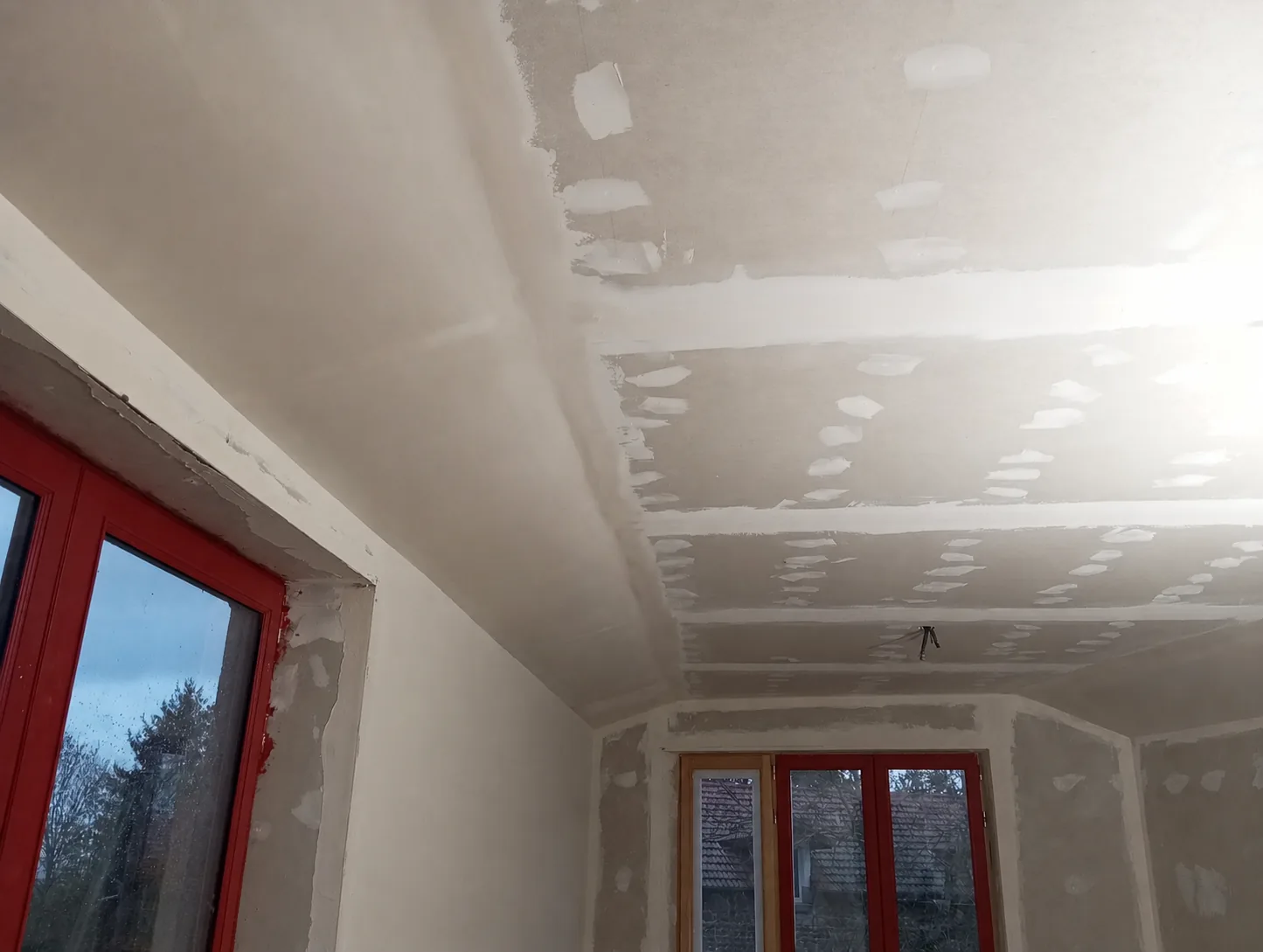 Préparation du plafond : ponçage, ratissage et impression