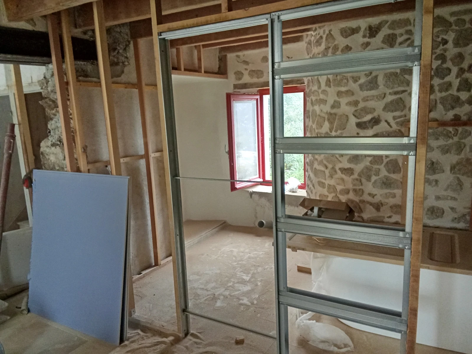 Étape de chantier de salle de bain avec carrelage en cours
