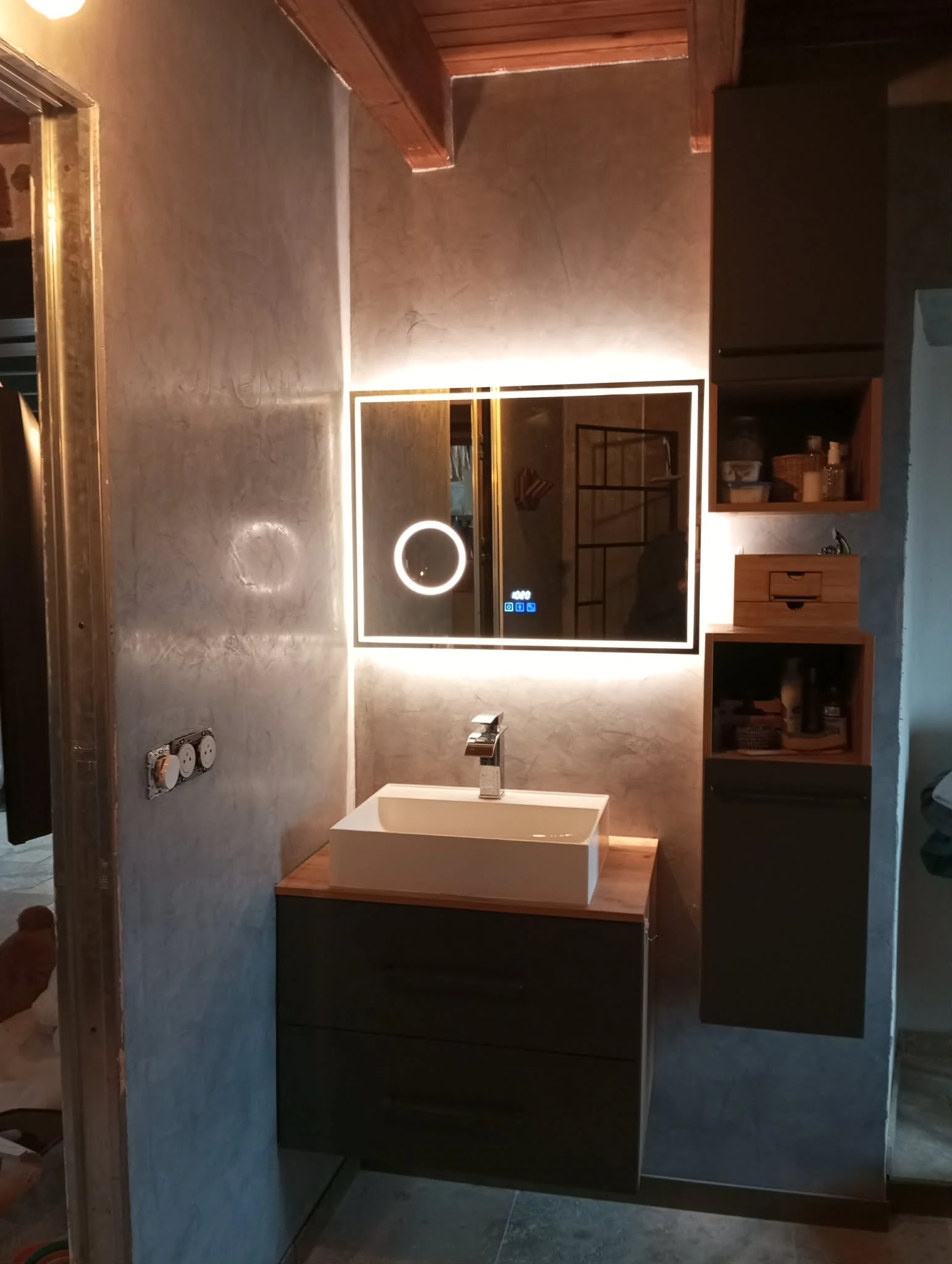Finition du meuble vasque dans la salle de bain