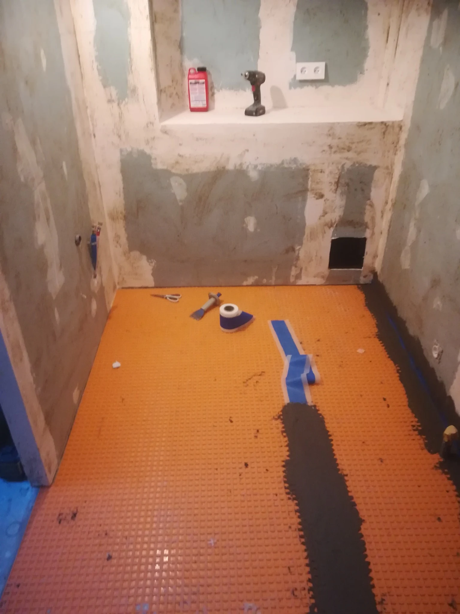 Préparation du sol de salle de bain avant carrelage