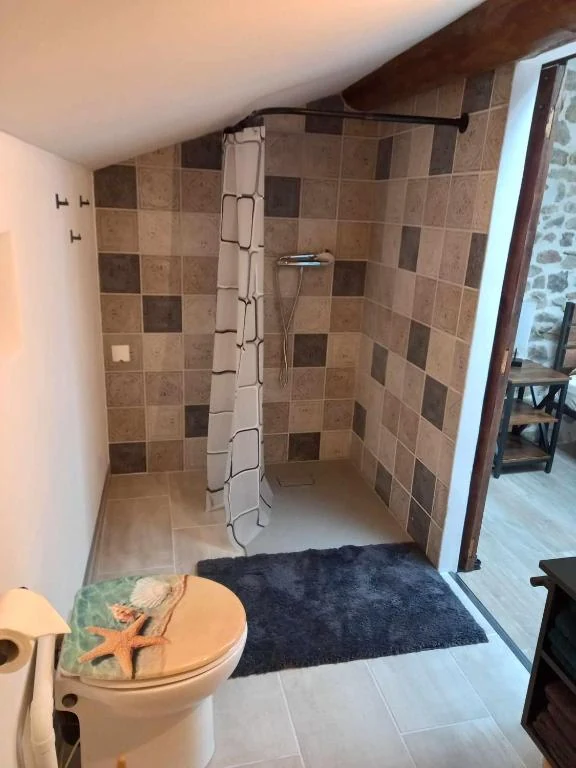 Salle de bain finie avec douche carrelée