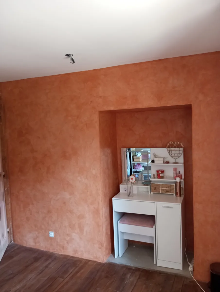 Enduit stucco orange et finition intérieure