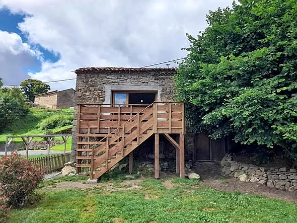 Maison en pierre avec terrasse extérieure en bois terminée